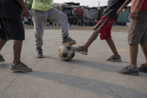 Cuatro bocatas de pavo y un balón: solidaridad clandestina